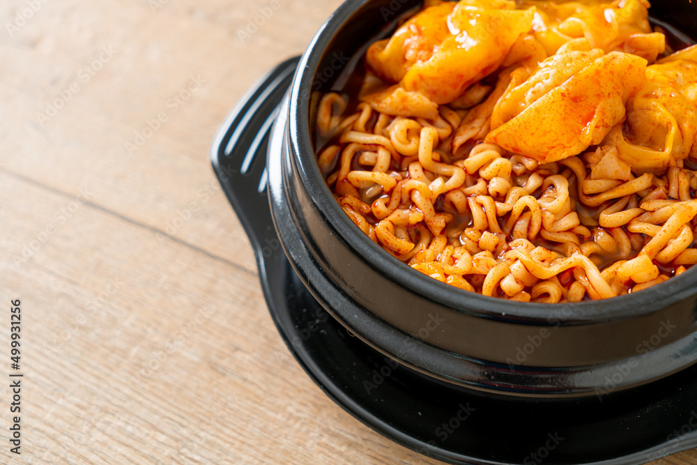 Fototapeta premium Korean instant noodles with dumplings
