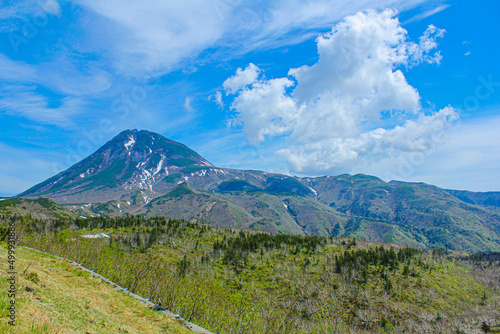 知床峠から眺める羅臼岳