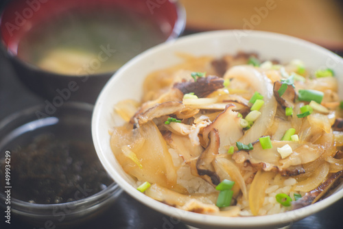 沖縄県宮古島の離島の神の島 大神島の名物のタコ料理ともずく味噌汁のランチセット