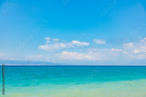 beach with blue sky and clouds © 大 李