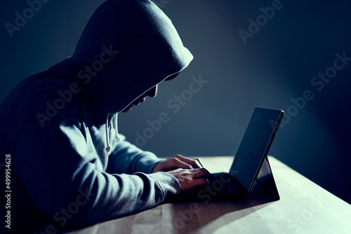 Obraz na płótnie ノートパソコンでコードを書く男性ハッカー