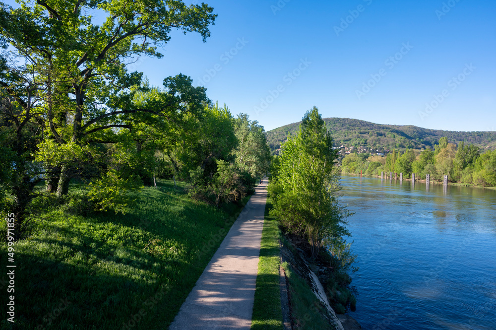 Berges du fleuve Saône autour de Rochetaillée-sur-Saône dans le département du Rhône au printemps Berges du fleuve Saône autour de Rochetaillée-sur-Saône dans le département du Rhône au printemps