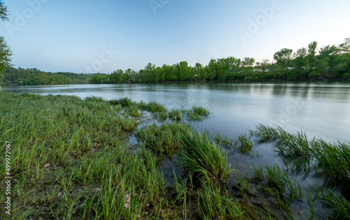 Berges du fleuve Saône autour de Fontaines-sur-Saône dans le département du Rhône au printemps