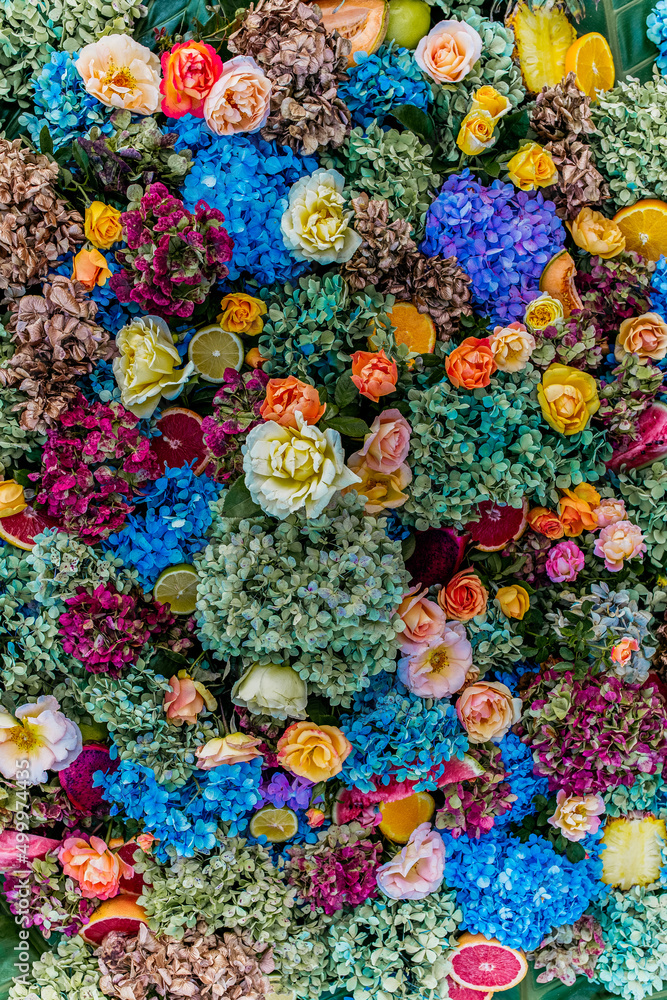 Tropische Blumen mit Hortensien und Rosen zusammen arrangiert auf einem Blumenbett