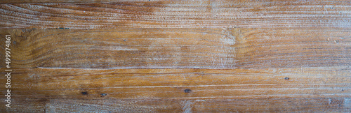 Drewniana podłoga z desek, pięknie wyglądające sęki i przyrosty lekko bielona.