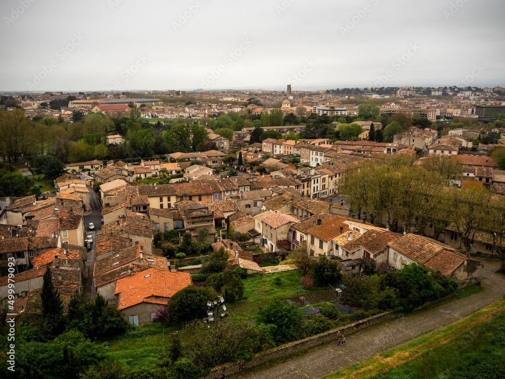 imagen de la ciudad de Carcassonne un día nublado 