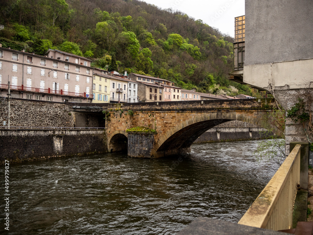 puente sobre el río que cruza la ciudad de Foix 