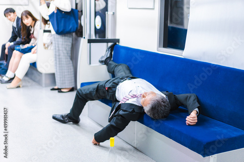 Foto Businessman getting drunk on the train