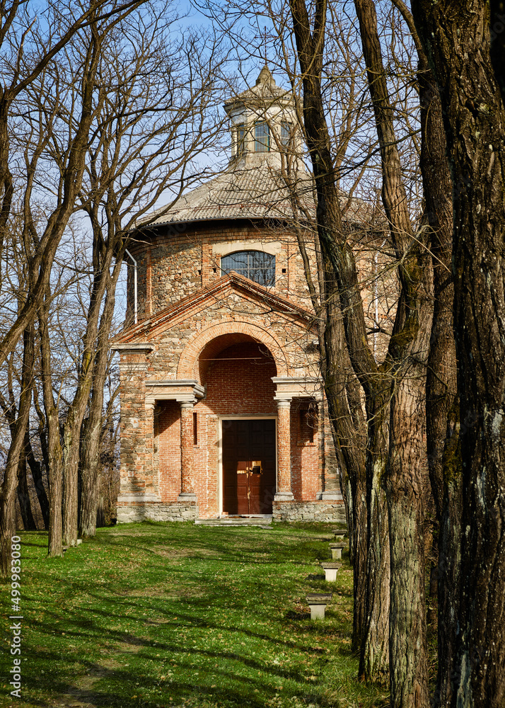 Foto scattata al Santuario del Bambin di Praga nei pressi di Castel Ratti (AL). Foto scattata al Santuario del Bambin di Praga nei pressi di Castel Ratti (AL).