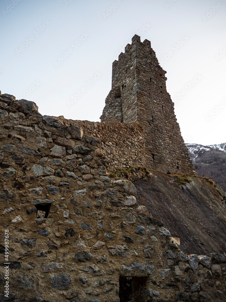 imagen del muro y la torre del castillo de Querol en las últimas horas del día