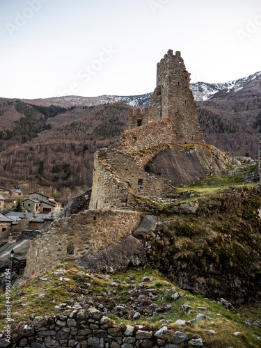 imagen en perspectiva del muro y la torre del castillo de Querol en las últimas horas del día photo