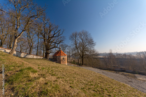 Widok na stary kościół na wzgórzu