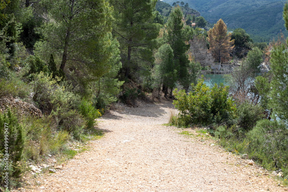 De camino hacia el pantano de Loriguilla en la Comunidad Valenciana De camino hacia el pantano de Loriguilla en la Comunidad Valenciana