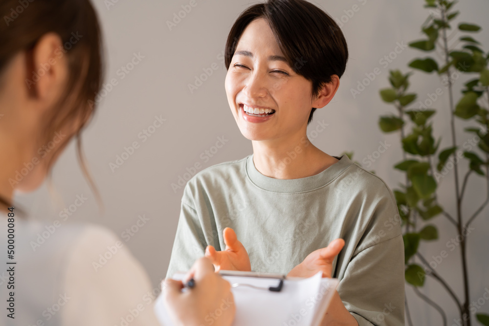 症状を話す患者 症状を話す患者