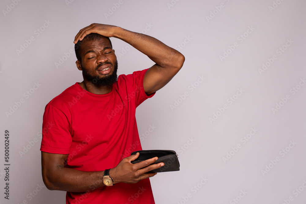 Ταπετσαρία broke african man holding an empty wallet