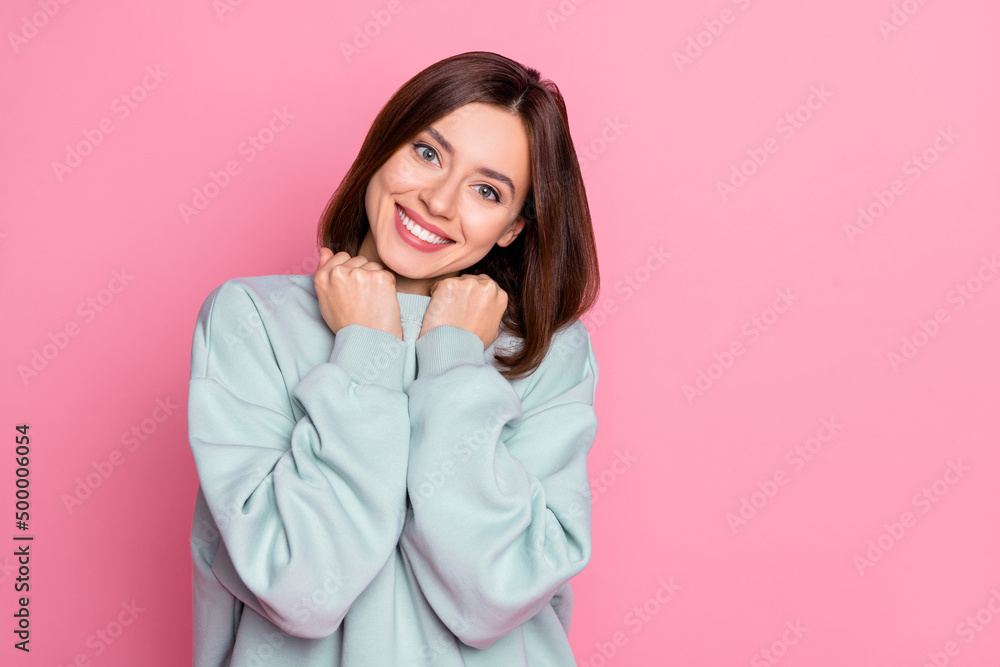 Φωτογραφία Photo of young adorable woman hands touch warm sweater toothy smile isolated ove