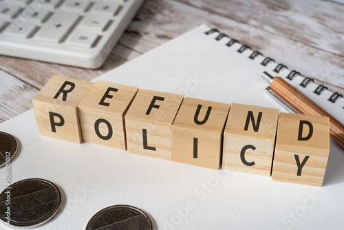 返金規約のイメージ｜「REFUND POLICY」と書かれた積み木、電卓、コイン、ペン