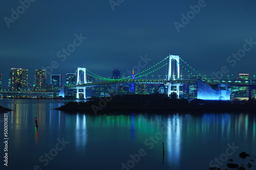 東京都お台場から見る緑の電飾のレインボーブリッジと東京タワーの夜景