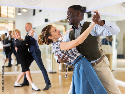 Photographie Woman with american man practising ballroom dancing