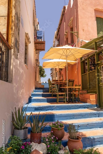 Petite rue colorée traditionnelle à Réthymnon en Crète © Lisa