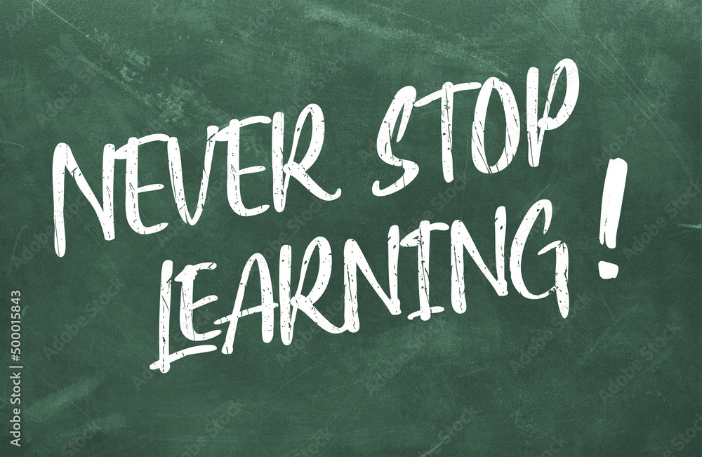 Obraz premium Never stop learning text written on chalkboard, message