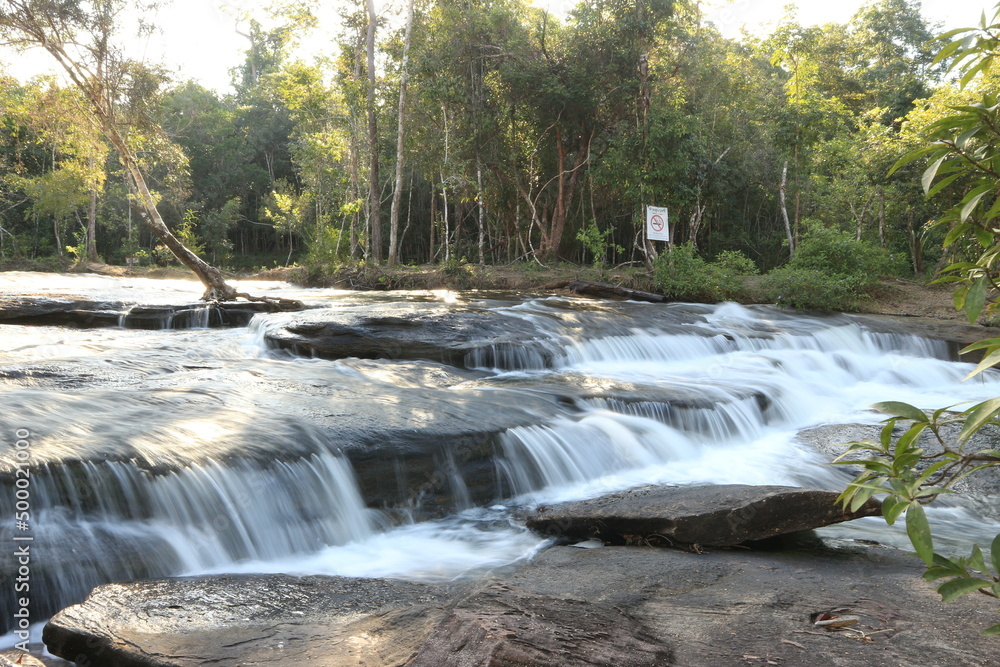 Obraz premium Deep forest Waterfall in Thailand.