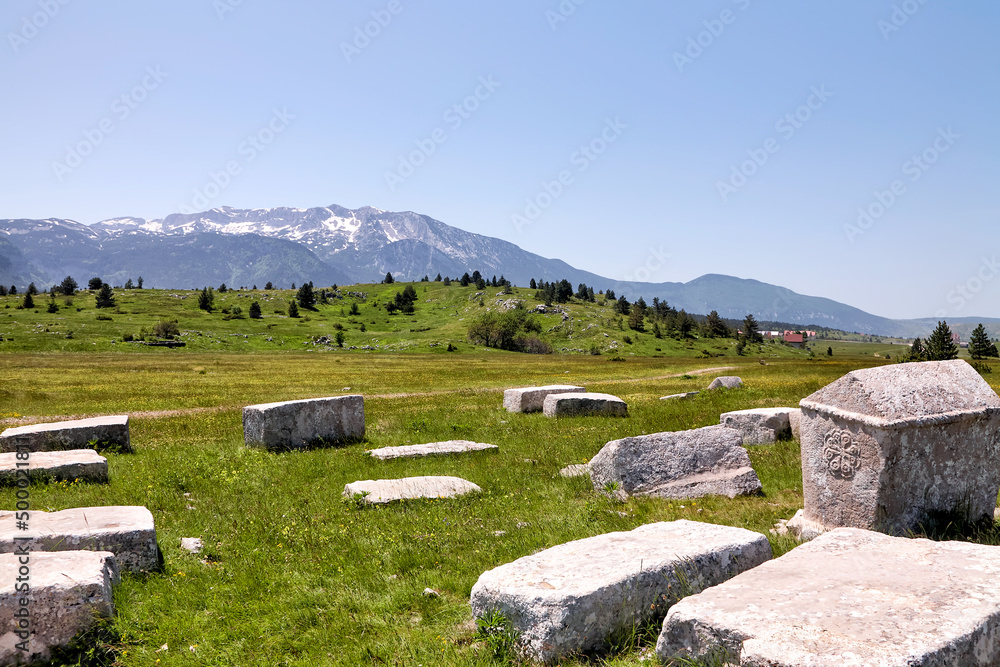 Necropolis Dugo polje, Jablanica, Bosnien und Herzegowina, Landschaft, Grabstätte.