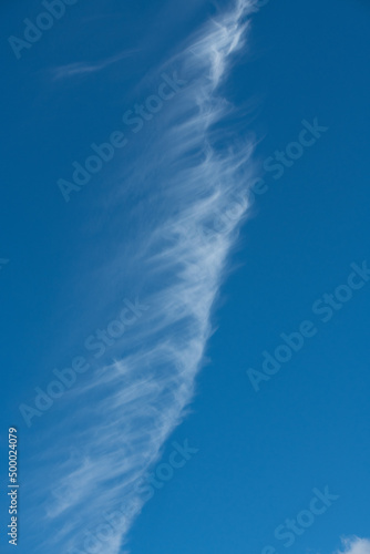interesująca, pionowa chmura na błękitnym niebie