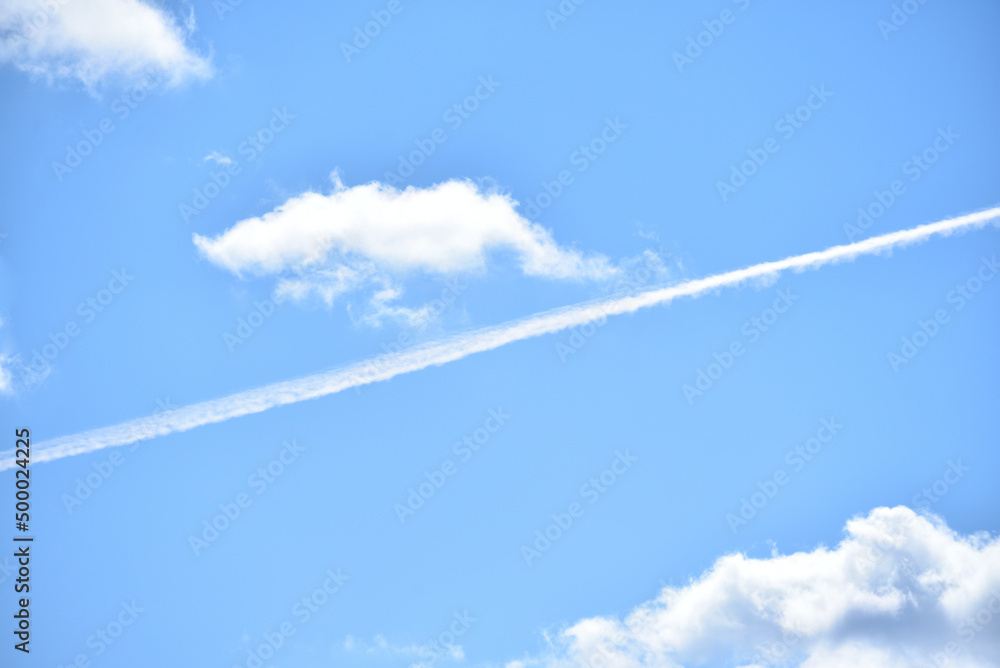 Smuga po samolocie na błękitnym niebie - obrazy, fototapety, plakaty 