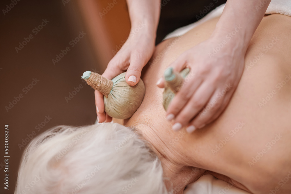 Naklejka premium Close up picture of a woman having a hot bags massage