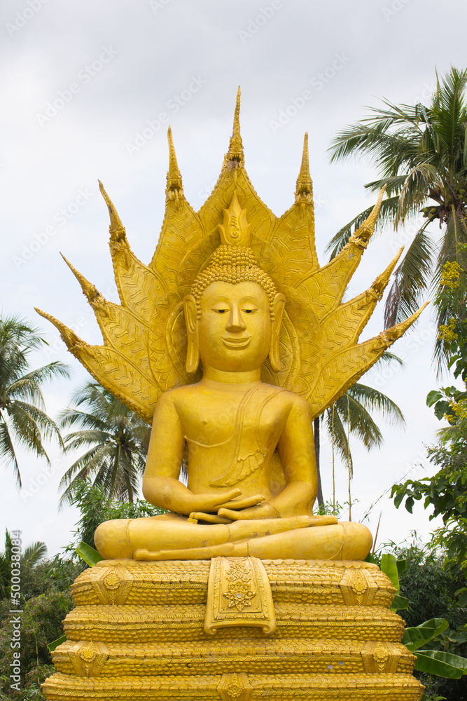 Obraz premium big golden buddha statue in thai temple