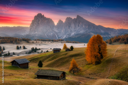 Valokuva Sunrise at Alpe di Siusi valley in Italian dolomites
