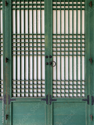 Photography 한국 왕실 건물 창살, 창호, 문화재, 서울 삼성동 선정릉 공원, 선릉, 정릉, 봄, 자연, 꽃, 왕릉 / Seonjeongneung Park
