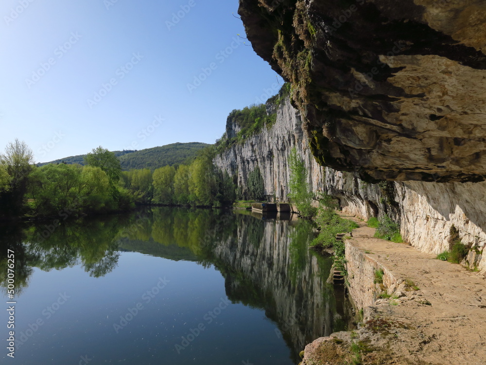 Berges avec falaises de la vallée de la rivière fleuve du Lot en Périgord