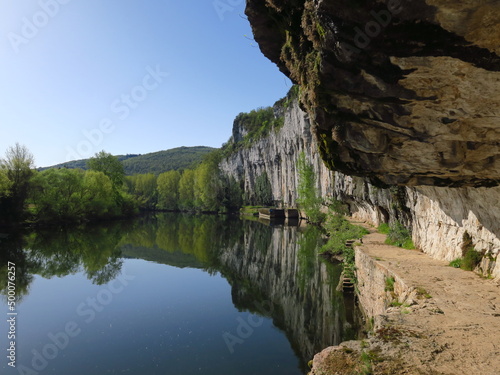 Berges avec falaises de la vallée de la rivière fleuve du Lot en Périgord