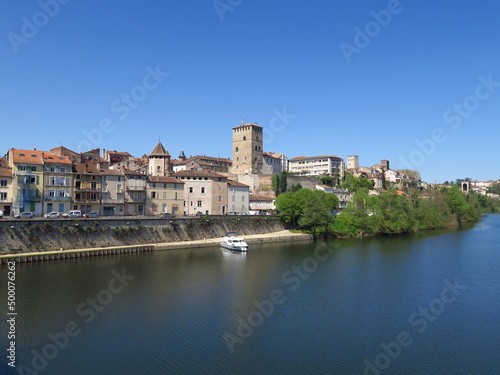 Ville de Cahors dans le Lot avec fleuve et châteaux