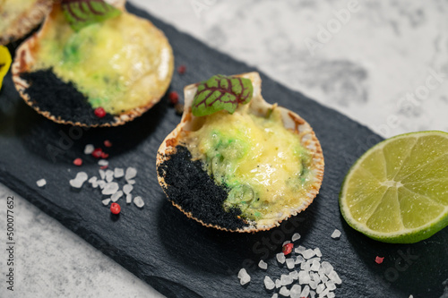 Delicacy roasted scallops w...