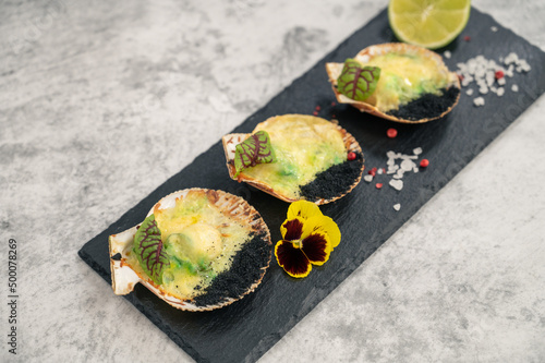 Delicacy roasted scallops w...