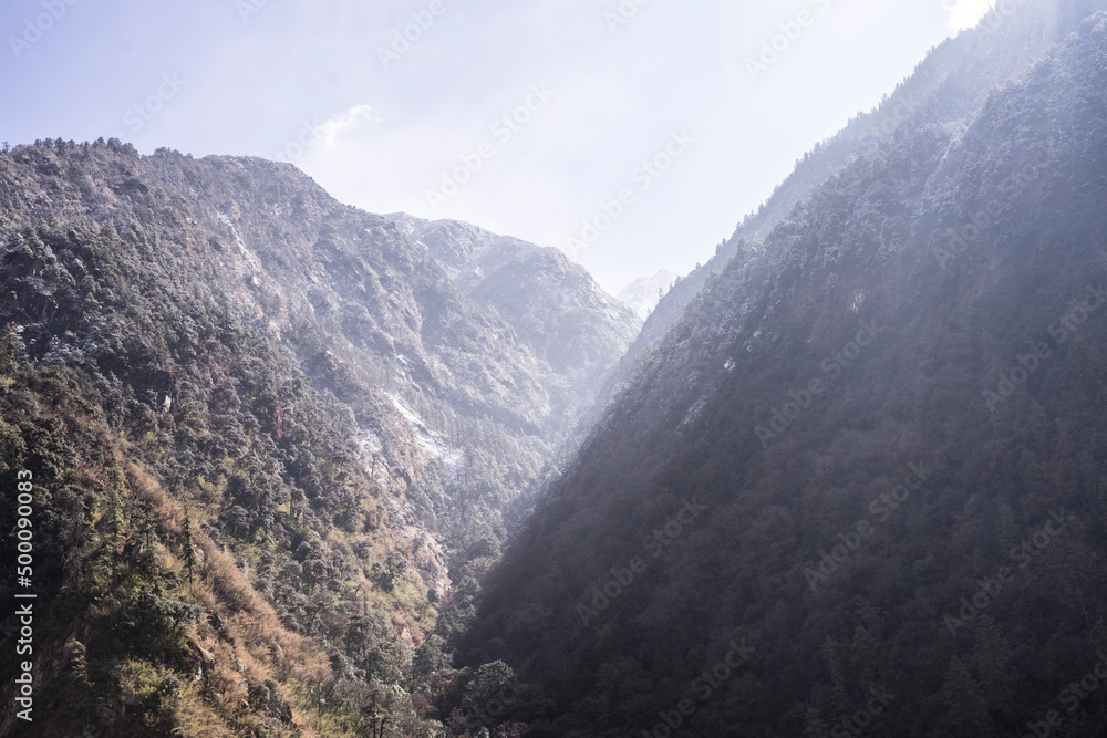Vallée au cœur de l'Himalaya au Népal