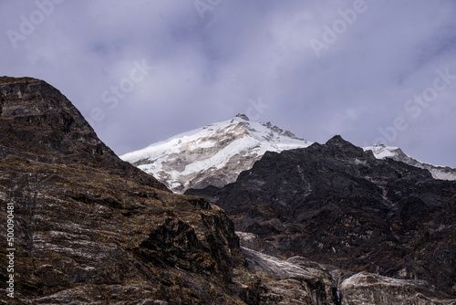 Photographie de montagnes enneigées au Népal