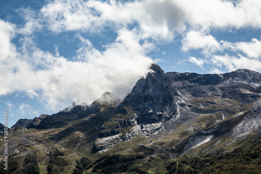 Nuages qui se fondent dans la montagne dans les Pyrénées