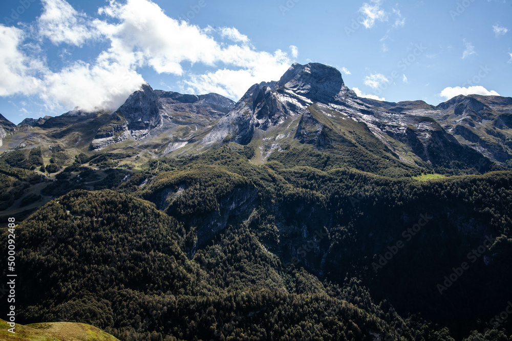 Paysage de montagne et de nuages dans les Pyrénées