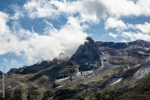 Nuages qui se fondent dans la montagne dans les Pyrénées © Lisa