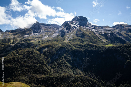 Paysage de montagne et de nuages dans les Pyrénées