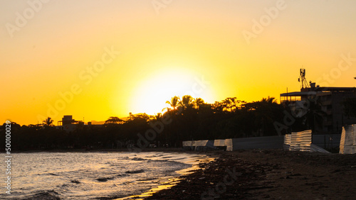 pôr do sol em cidade litorânea 