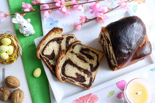 Cozonac - pane dolce tradizionale fatto in casa per Pasqua. Cibo rumeno. Vacanze di Pasqua. Direttamente sopra.