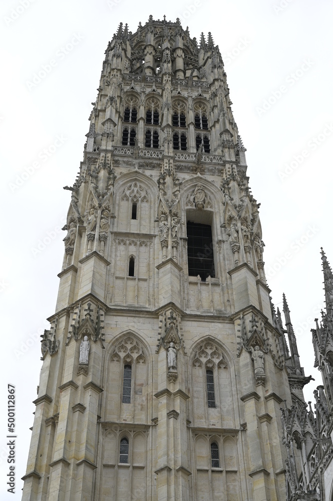 Il y a une grande ouverture dans la tour au beurre de la cathédrale de Rouen. Stock Photo