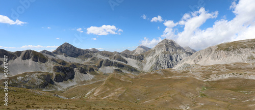Foto apennine mountains in the Abruzzo Region in the Central Italy on Europe in summe