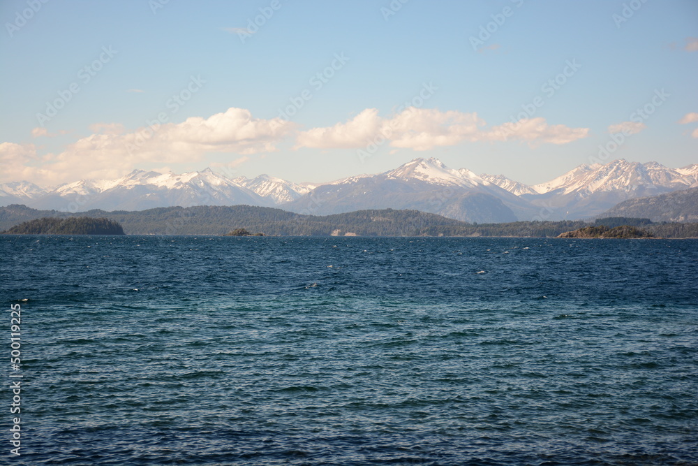 Vista del Lago Nahuel Huapi con montañas nevadas de fondo, Bariloche, Patagonia Argentina