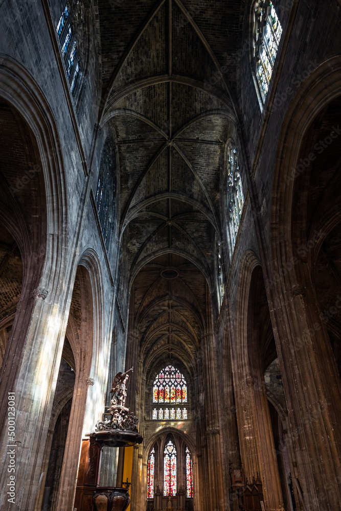 Vue intérieur de la Basilique Saint-Michel de Bordeaux (Nouvelle-Aquitaine, France) Vue intérieur de la Basilique Saint-Michel de Bordeaux (Nouvelle-Aquitaine, France)